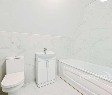 Lynchford Road, Farnborough, Hampshire, GU14 - Photo 3