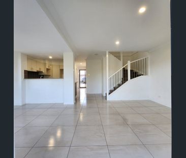 SIMPLE MAINTENANCE, MODERN 3 BEDROOM FAMILY HOME IN AN IDEAL LOCATI... - Photo 1