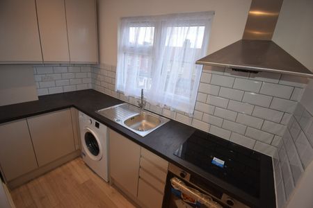 Self contained studio flat close to east ham station- - Photo 5