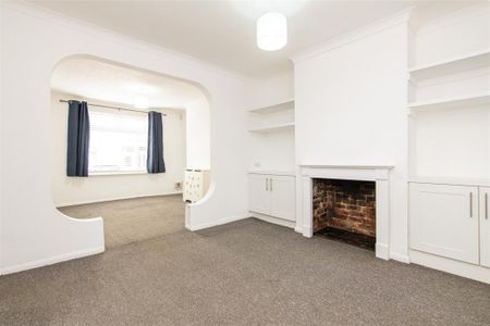 3 bed House - Mid Terrace To Let - Photo 2