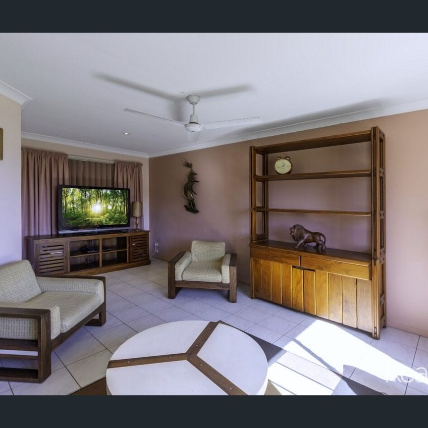 Spacious 4-Bed Home with Double Living and Trailer Access - Photo 1