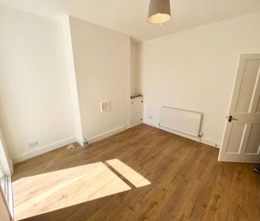 3 Bed Terraced House, Dundee Road, SE25 - Photo 2
