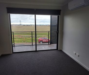 Contemporary & Sylish Home - Photo 6