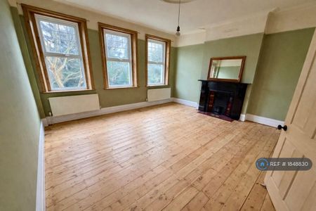 3 bedroom flat to rent - Photo 2