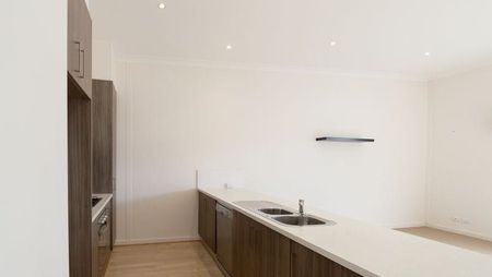 STYLISH TOWNHOUSE IN GREAT LOCATION - Photo 4