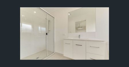 Lovely Modern 4 Bedroom Home - Photo 4