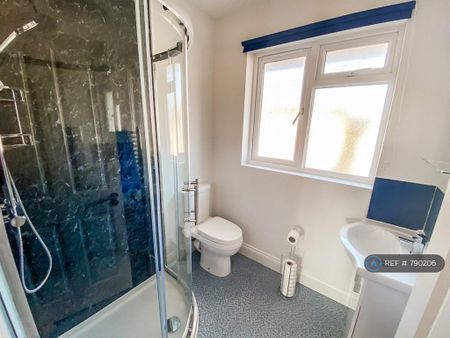 1 bedroom in a house share to rent - Photo 5