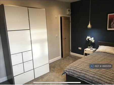 1 bedroom in a house share to rent - Photo 3