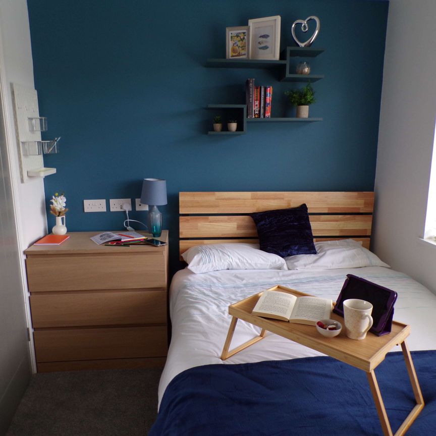 Exceptional house share, close to hospital, industrial estates, town centre and transport services - Photo 1