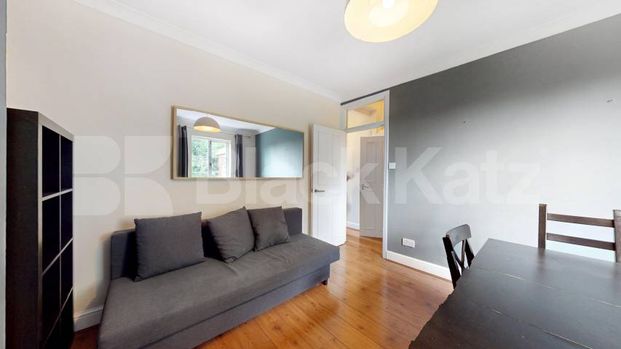 Stylish 3 Bedroom Flat on Quiet Residential Street - Photo 1