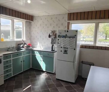 4 Bedroom home in Takaro - Photo 3