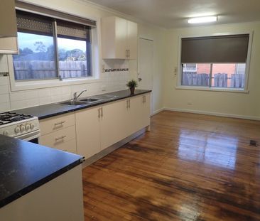 Low Maintenance 3 Bedroom Home - Photo 3
