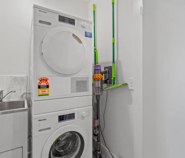 Hope Island Perfectly Positioned Apartment - Photo 1