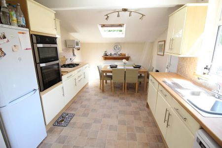 2 bedroom semi-detached bungalow to rent - Photo 5