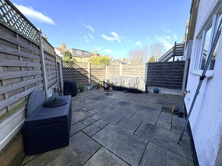 1 bedroom ground floor flat to rent - Photo 2