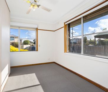 Charming Three Bedroom! - Photo 2