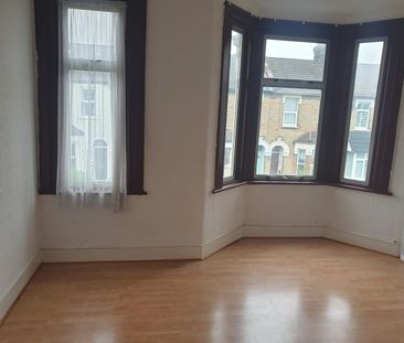 Room in a Shared House, Lichfield Road, E6 - Photo 2