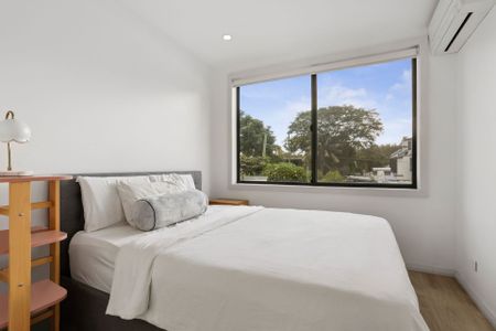 Stylishly Renovated Inner-City Cottage with Parking - Photo 2