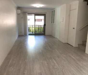 Stylish Renovated Three-Bedroom Townhouse - Photo 3