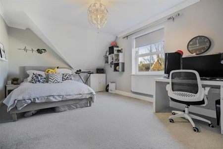 4 bedroom end of terrace house to rent - Photo 2