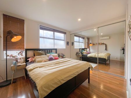 Charming Three-Bedroom Townhouse for Rent in Bundoora - Photo 4