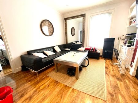 3 Bed Flat, Clapham, SW11 - Photo 2