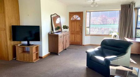 FULLY FURNISHED IMMACULATE FAMILY HOME IN QUIET LOCATION! - Photo 2