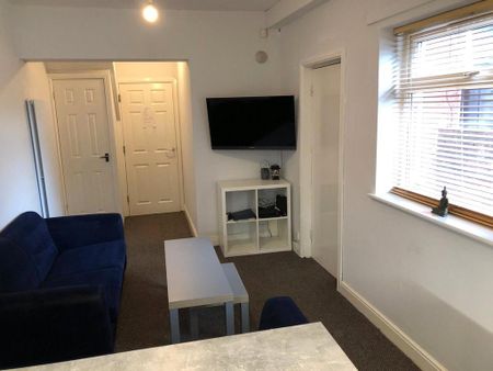 6 bedroom terraced house to rent - Photo 2