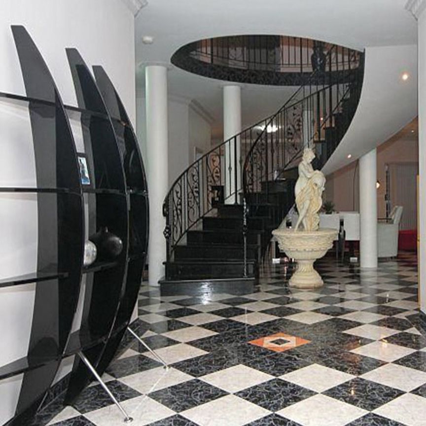 Elegant Family Home with 432 Sqm of Living Space and Exceptional Features - Photo 1