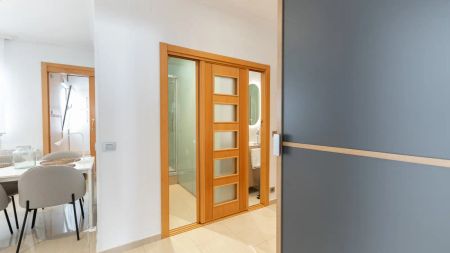 Spacious and bright, ideal for sharing or working from home in a well-connected area - Foto 5