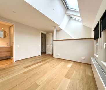 Exceptionally charming, RENOVATED house in a quiet street - Photo 2