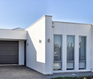 LOVELY LOW MAINTENANCE 3 BEDROOM HOME! - Photo 4