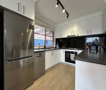 Convenient, Cosy, Three Bedroom Home - Photo 6