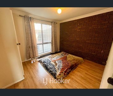 Low Maintenance 2 bedroom Unit - Short walk to town and the beach - Photo 1