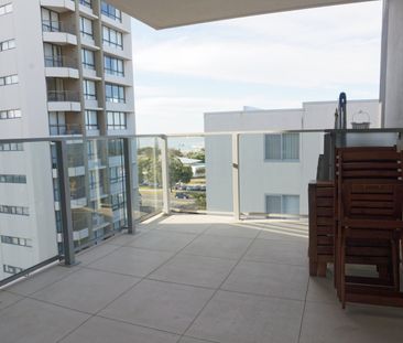 Modern 2 Bedroom Unit with Stunning Views - Fully Furnished! - Photo 4