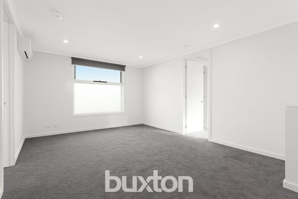 A stone’s throw from the sparkling waters of Port Phillip Bay - Photo 1