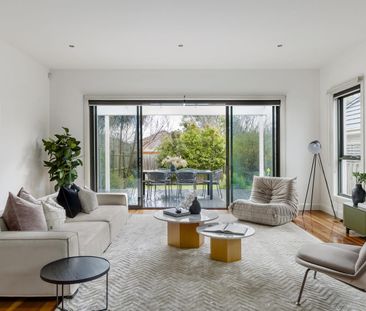Coveted McKinnon zone contemporary townhouse. - Photo 4