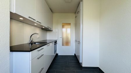 Sonnige 3.5-Zimmerwohnung im 1. OG - frisch renoviert, mit Balkon & Keller - Photo 2