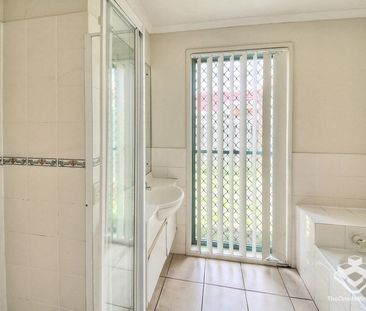 Spacious Family Home in a Prime Sunnybank Hills Location - Photo 6