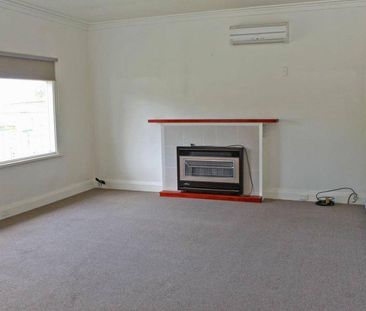 Attractive 3 Bedroom Home - Photo 3