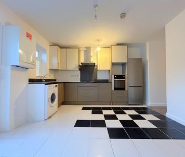 3 bedroom flat to rent - Photo 3