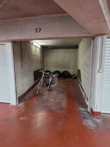 Volledig gerenoveerd tweeslaapkamer appartement inclusief garagebox en terras op toplocatie! - Foto 2