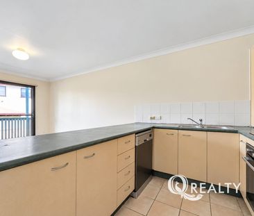 Lovely Family Townhouse In A Prime Location - Photo 5