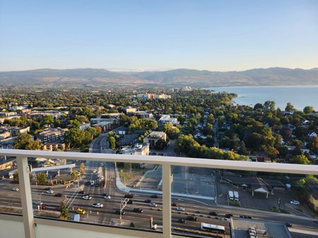 Luxury 2-Bed Corner Suite with Unmatched Lake & City Views – The Eli - Photo 3
