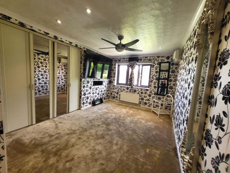 4 bedroom semi-detached house to rent - Photo 5