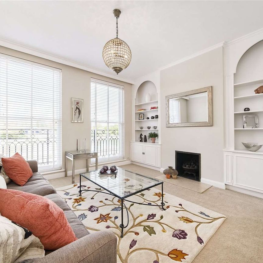 A stylish townhouse with river views and roof terrace in Barnes Village - Photo 1