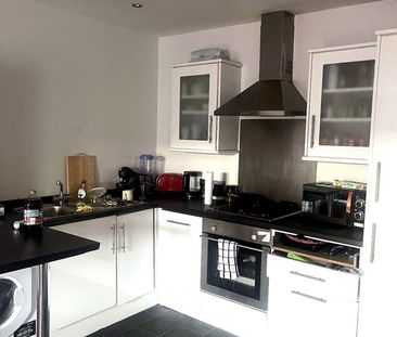 Room in a Shared Flat, Aura Court, M15 - Photo 4