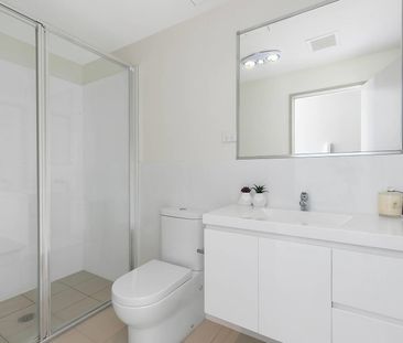 Leafy, private and minutes to the light rail - Photo 5