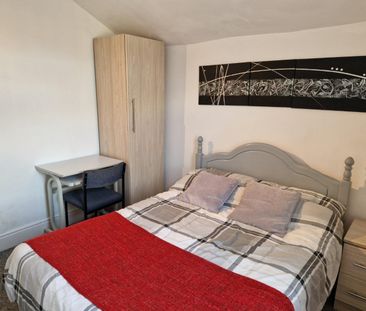 4 bedroom House To Let - Photo 4