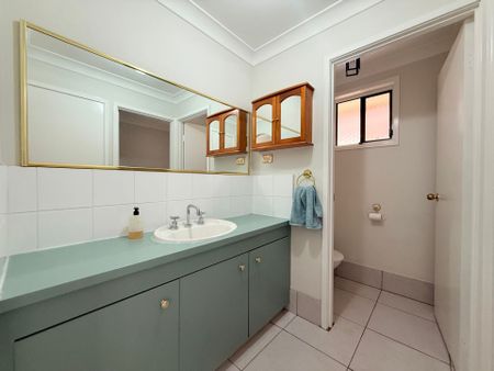 Spacious 3 Bedroom Family Home in Hassall Grove - Photo 5